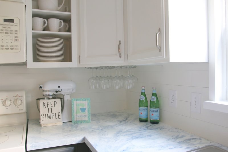 fixer upper inspired kitchen updates using paint!! and this faux shiplap backsplash is made out of peel 'n stick vinyl tiles for $20 and FAUX MARBLE painted countertops! all updates for about $300 - wow....